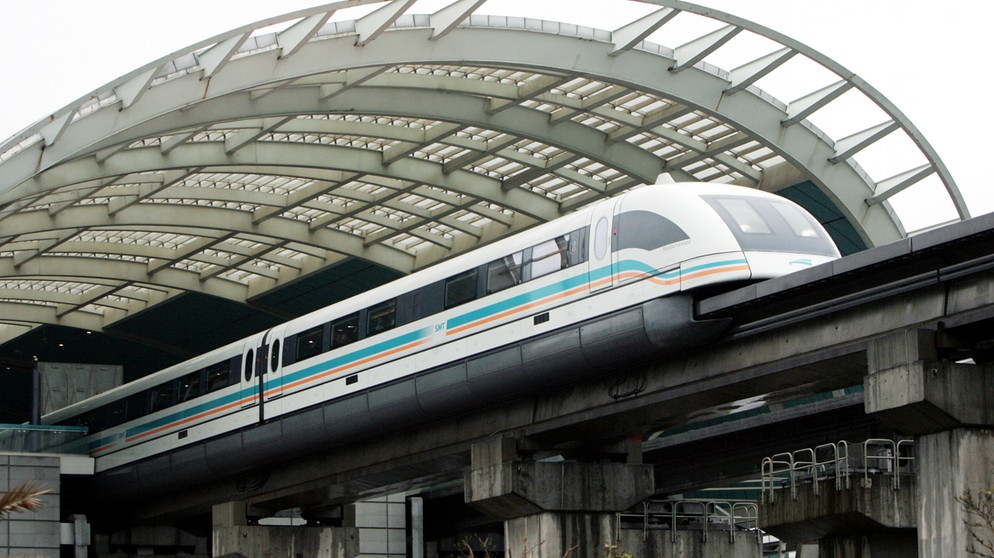 Ist auch Geschichte der Eisenbahn: Der Transrapid in China  | Bild: picture-alliance/dpa
