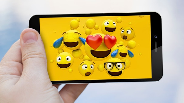 Mehrere Emojis in dreidimensionaler Darstellung auf einem Smartphone Screen | Bild: colourbox.com