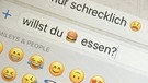 Jemand tippt auf dem Smartphone eine Whatsapp-Nachricht mit Emojis ein | Bild: picture-alliance/dpa/Christiane Oelrich
