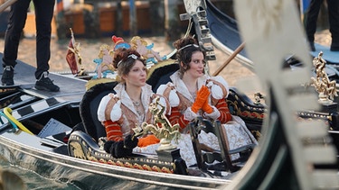 Kartneval, Fasching oder Fastnacht beschreibt ein und dasselbe: die fünfte Jahreszeit Im Bild: Zwei junge Frauen in einer "gondola" im venezianischen Karneval | Bild: picture alliance / abaca | IPA/ABACA