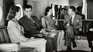 Erste-Klasse-Passagiere an der Bar einer Boing Stratocruiser im Jahr 1949. Seit 100 Jahren servieren Airlines ihren Passagieren Essen im Flugzeug. | Bild: picture alliance/Mary Evans Picture Library