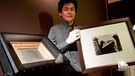 Anfänge der Fotografie: Claude Wang Su mit dem ältesten Foto von 1826 (Reproduktion) | Bild: picture-alliance/dpa