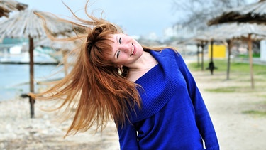 Junge Frau in blauem Oberteil am Strand | Bild: colourbox.com