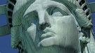 Freiheitsstatue in New York, Liberty Island. Am 28. Oktober 1886 wurde die Freiheitsstatue von New York auf Liberty Island eingeweiht. Was ihr noch nicht über Lady Liberty wusstet. | Bild: picture-alliance/Bildagentur-online