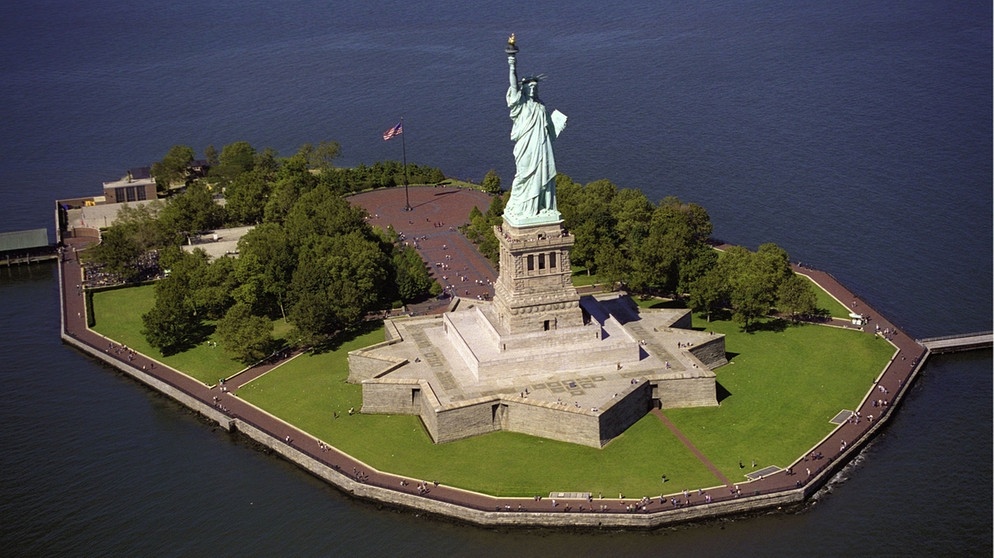 Freiheitsstatue in New York, Liberty Island. Am 28. Oktober 1886 wurde die Freiheitsstatue von New York auf Liberty Island eingeweiht. Was ihr noch nicht über Lady Liberty wusstet. | Bild: picture-alliance/Ulrich Baumgarten