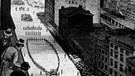 Freiheitsstatue in New York, Liberty Island: Militärparade zur Enthüllung am 28. Oktober 1886. Am 28. Oktober 1886 wurde die Freiheitsstatue von New York auf Liberty Island eingeweiht. Was ihr noch nicht über Lady Liberty wusstet. | Bild: picture-alliance/akg-images