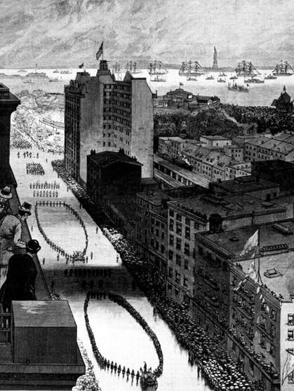Freiheitsstatue in New York, Liberty Island: Militärparade zur Enthüllung am 28. Oktober 1886. Am 28. Oktober 1886 wurde die Freiheitsstatue von New York auf Liberty Island eingeweiht. Was ihr noch nicht über Lady Liberty wusstet. | Bild: picture-alliance/akg-images