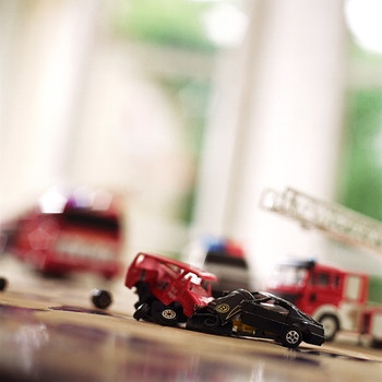 Symbolbild: Autounfall mit Spielzeugautos. Warum Freitag, der 13. im Volksglauben zum Unglückstag wurde und warum ihr keine Angst vor diesem Tag haben müsst. | Bild: colourbox.com