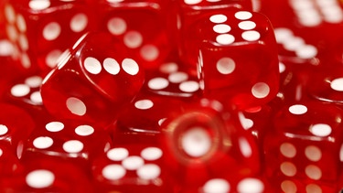 Mehrere rote Würfel. Würfel- und Brettspiele werden teilweise bereits seit Jahrhunderten gespielt. | Bild: picture-alliance/dpa