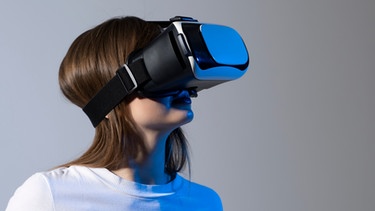 Eine Frau mit einer Virtual-Reality-Brille. Videospiele und Gesellschaftsspiele wie Brettspiele werden immer häufiger gespielt. | Bild: colourbox.com