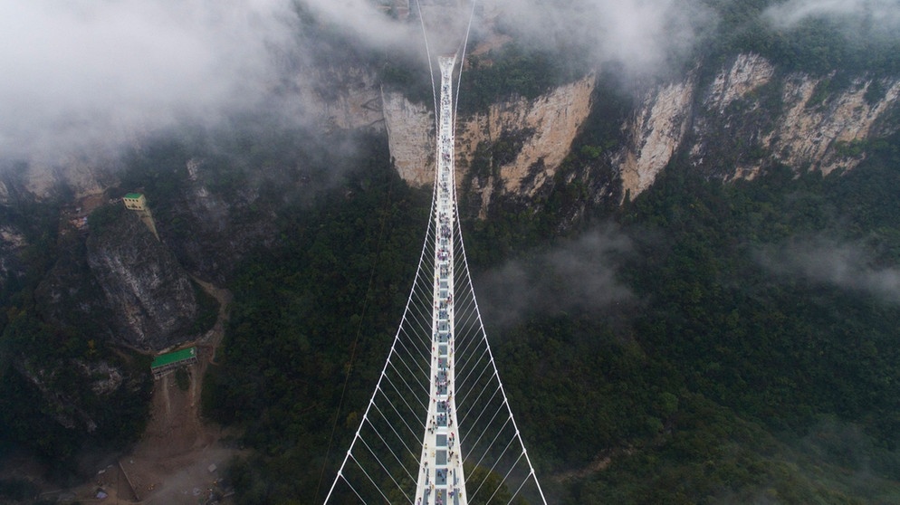 Glasbrücke über Canyon im Nationalpark Zhangjiajie, China | Bild: dpa-Bildfunk
