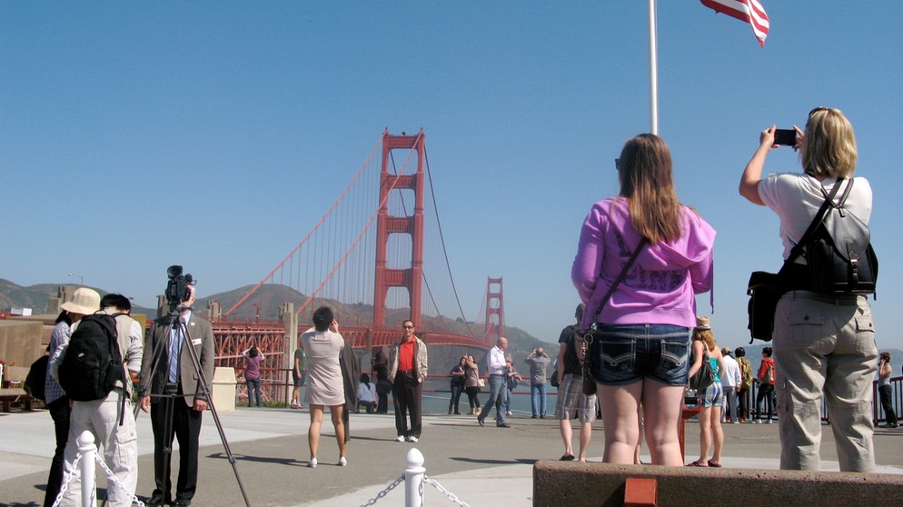 Touristen vor der Golden Gate Bridge | Bild: picture-alliance/dpa