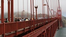 Fußgänger und Autofahrer auf der Golden Gate Bridge | Bild: picture-alliance/dpa