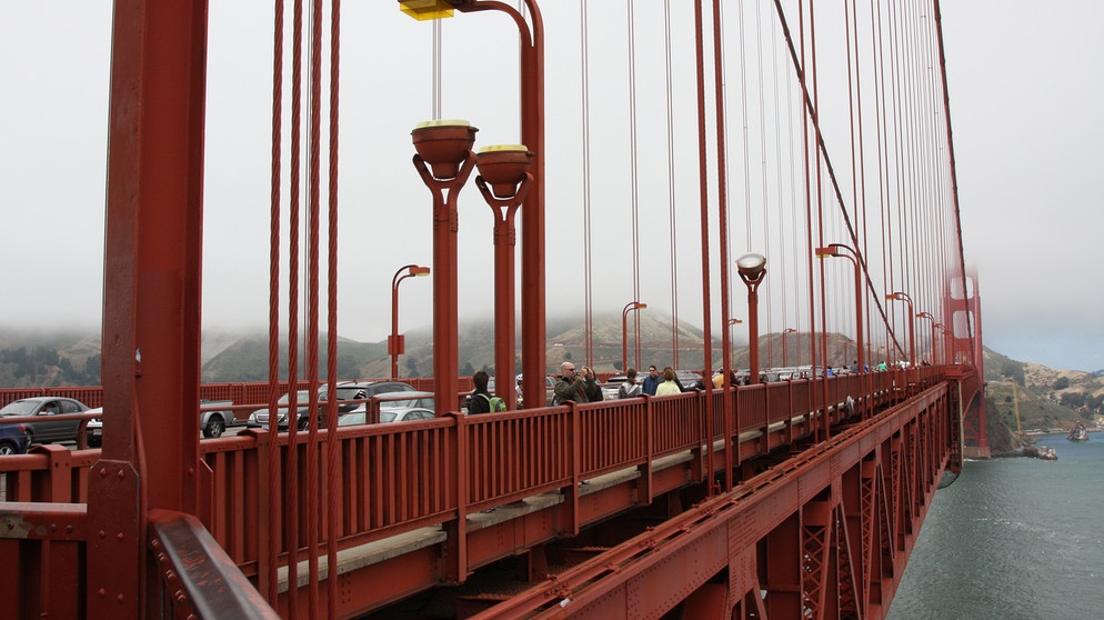 Fußgänger und Autofahrer auf der Golden Gate Bridge | Bild: picture-alliance/dpa