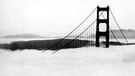 Die Golden Gate Bridge im Jahr 1974 im Nebel | Bild: picture-alliance/dpa