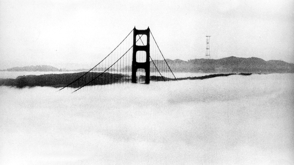 Die Golden Gate Bridge im Jahr 1974 im Nebel | Bild: picture-alliance/dpa