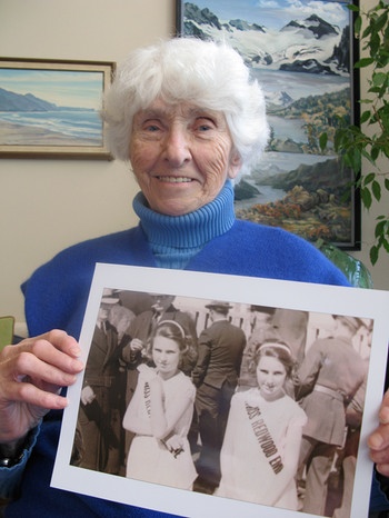 Nancy Kent Danielson mit einem Foto von der Eröffnung der Golden Gate Bridge 1937 | Bild: picture-alliance/dpa