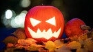 Gemeine Hexen, nägelgespickte Zombie-Köpfe, wandelnde Skelette - an Halloween ist für die Amerikaner das, was für uns Fasching ist. | Bild: picture-alliance/dpa