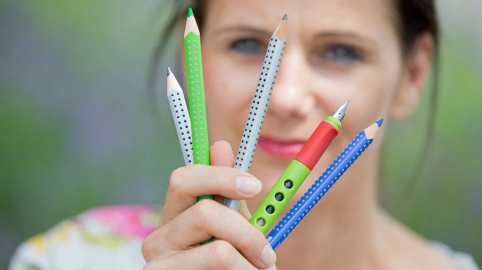 Bildungsforscherin Stephanie Müller hält Stifte sowie einen Füller in den Händen | Bild: dpa-Bildfunk