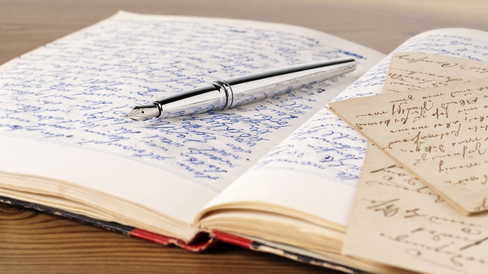 Ein Füller auf einem handgeschriebenen Tagebuch | Bild: picture-alliance/dpa