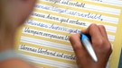 Handschrift: Grundschülerin schreibt mit der Hand | Bild: dpa-Bildfunk