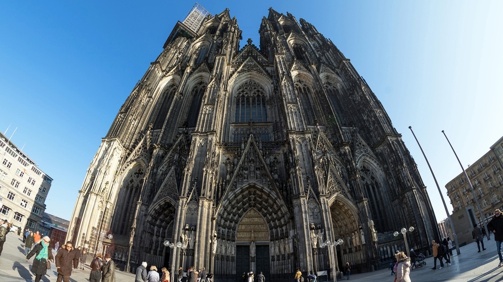 Der Dreikönigenschrein (auch Dreikönigsschrein) im Kölner Dom, in dem die Gebeine der Heiligen Drei Könige ruhen sollen. | Bild: picture-alliance/dpa/Daniel Kalker