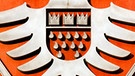 Die drei Kronen im Wappen der Stadt Köln verweisen auf die Heiligen Drei Könige. Im Kölner Dom wird der Dreikönigenschrein (auch Dreikönigsschrein) aufbewahrt - darin sollen die Gebeine der Heiligen Drei Könige ruhen. | Bild: picture-alliance/dpa/Geisler-Fotopress/Christoph Hardt