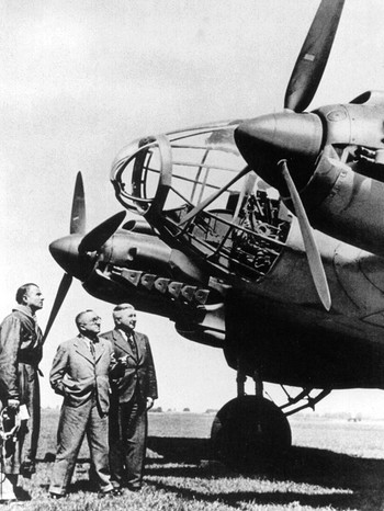 Ernst Heinkel (Mitte) vor einer He 111. Der Jungfernflug des ersten Düsenflugzeugs fand unter Geheimhaltung statt. Am 27. August 1939 hob die He 178 ab. Am Zweiten Weltkrieg waren die Düsenflieger nicht beteiligt, aber andere Flugzeuge aus den Heinkel-Werken. | Bild: picture-alliance/dpa