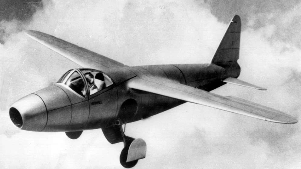 Düsentriebflugzeug Heinkel HE 178. Im Zweiten Weltkrieg jagten plötzlich Flieger ohne Propeller über den Himmel, schneller als ihre Vorgänger. Die deutsche Messerschmitt Me 262 schrieb Luftfahrtgeschichte. Am 25. Mai 1943 ging die Düsentrieb-Konstruktion in Serie. | Bild: picture-alliance/dpa