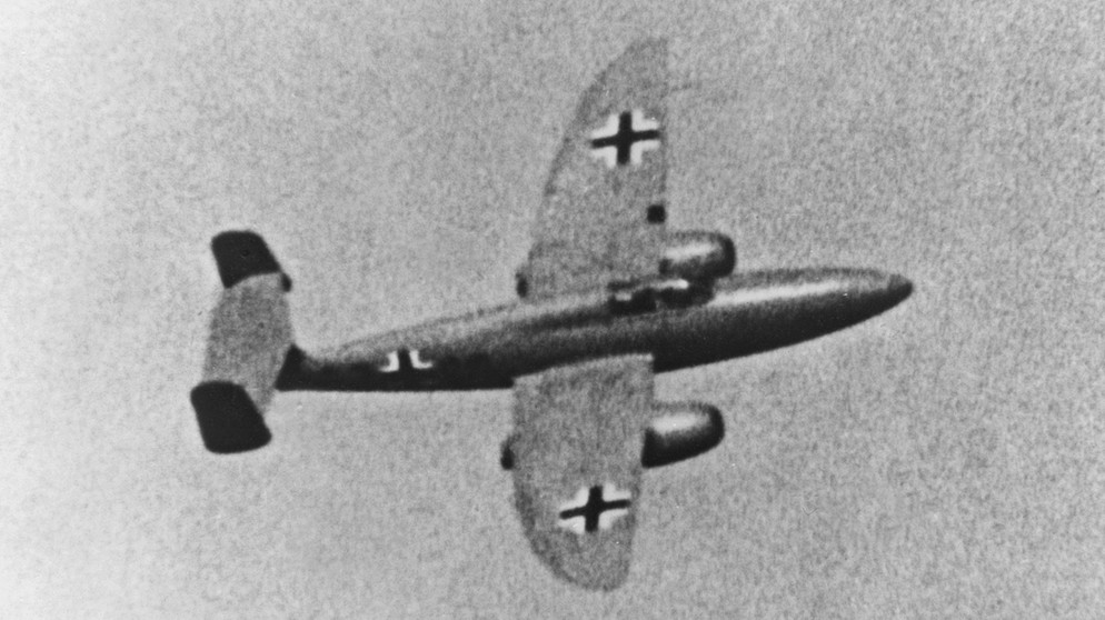 Heinkel He 280. Im Zweiten Weltkrieg jagten plötzlich Flieger ohne Propeller über den Himmel, schneller als ihre Vorgänger. Die deutsche Messerschmitt Me 262 schrieb Luftfahrtgeschichte. Am 25. Mai 1943 ging die Düsentrieb-Konstruktion in Serie. | Bild: picture-alliance/dpa