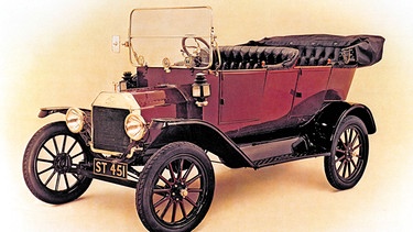 Model T", die "Blechliesl", im Jahr 1912. Anfangs kann sich nur eine gutbetuchte Minderheit das Vergnügen leisten, mit einem Automobil über die Straßen zu rollen. Henry Ford ändert das 1908: Mit dem Fließband verwandelt er das Auto in ein Massenprodukt für jedermann. | Bild: Ford Motor Company