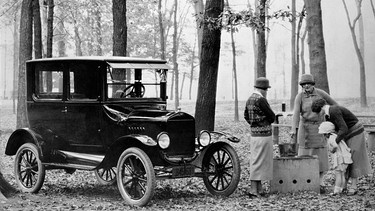 Ausflug ins Grüne mit dem "Model T" im Jahr 1923. Anfangs kann sich nur eine gutbetuchte Minderheit das Vergnügen leisten, mit einem Automobil über die Straßen zu rollen. Henry Ford ändert das 1908: Mit dem Fließband verwandelt er das Auto in ein Massenprodukt für jedermann. | Bild: Ford Motor Company