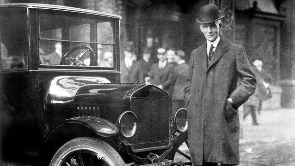 Henry Ford und Model T 1921. Anfangs kann sich nur eine gutbetuchte Minderheit das Vergnügen leisten, mit einem Automobil über die Straßen zu rollen. Henry Ford ändert das 1908: Mit dem Fließband verwandelt er das Auto in ein Massenprodukt für jedermann. | Bild: Ford Motor Company