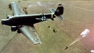 Ju 52 wirft Fallschirmjäger ab | Bild: picture-alliance/dpa