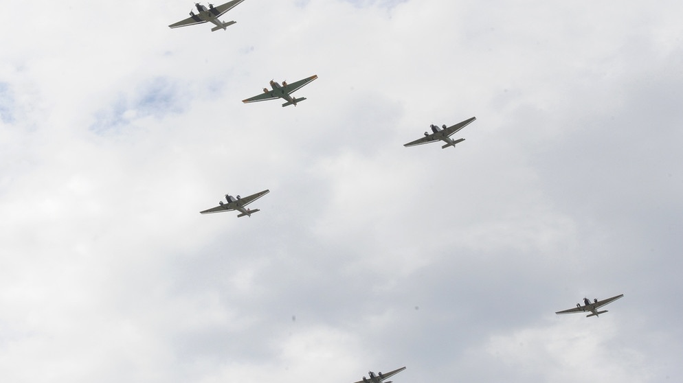 Sechs Ju 52 im Flug | Bild: picture-alliance/dpa