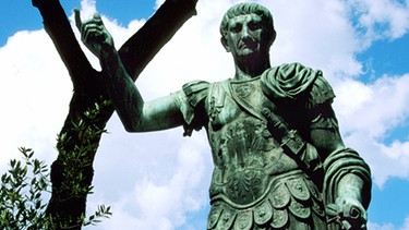 Statue des römischen Staatsmannes und Feldherrn Julius Cäsar (100 v.Chr. - 44 v.Chr.) in Rom. Caesar hat das Schaltjahr erfunden: Er führte alle vier Jahre einen Schalttag im Kalender ein. | Bild: picture-alliance/dpa