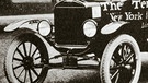 Henry Ford mit zwei seiner Autos (USA, 1924) | Bild: picture alliance/Heritage Images