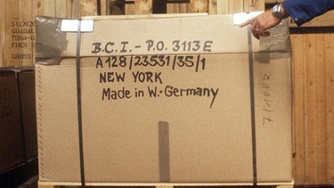 Kisten mit "Made in Germany". Kennt ihr die Geschichte des Schriftzugs "Made in Germany"? Seit 1887 prangt er auf deutschen Produkten und sollte vor billigen Plagiaten warnen. Wir erklären euch, wie sich das Warnzeichen zum Qualitätssiegel entwickelt hat. | Bild: picture-alliance/dpa