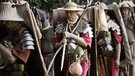 Limes in Bayern: Männer marschieren mit der originalgetreuen Ausrüstung römischer Legionäre | Bild: picture-alliance/dpa