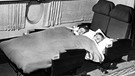23.01.1957, Großbritannien, London: Die britische Fluggesellschaft B.O.A.C stattet ihre Langstreckenflugzeuge mit bequemen Sitzen aus, die mit wenigen Handgriffen in ein Doppelbett verwandelt werden können. | Bild: dpa-Bildfunk/UPI