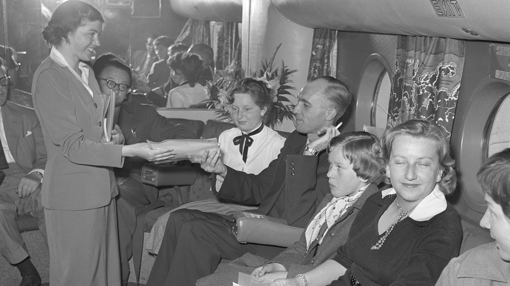 01.05.1957, München: Flugreisende der ersten Klasse verweilen auf einem Flug der Linie PAA von München nach New York im Unterdeck an der Bar. | Bild: dpa-Bildfunk/Georg Göbel