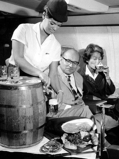 30.11.1962: Eine Stewardess der Lufthansa zapft in 10.000 Metern Höhe ein Bier vom Fass. | Bild: dpa-Bildfunk/Georg Göbel