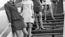 01.04.1970: Eine Gruppe Stewadessen der Deutschen Lufthansa steht auf einer Gangway mit ihren neuen Uniformen. Die Ensembles wurden von dem jungen Berliner Couturier Werner Machnik entworfen. Die Röcke waren fast auf Twiggy-Länge. | Bild: dpa-Bildfunk