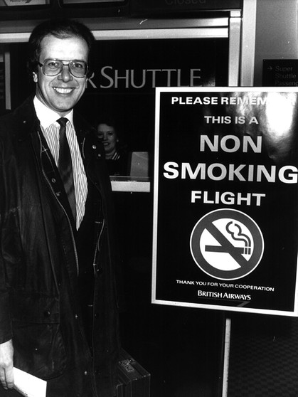 26.04.1988, Frankfurt am Main: Nichtraucher John Robinson geht auf dem Flughafen Heathrow lächelnd an Bord eines Nichtraucher-Fluges. | Bild: dpa-Bildfunk