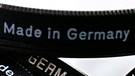 Reifen mit "Made in Germany". Kennt ihr die Geschichte des Schriftzugs "Made in Germany"? Seit 1887 prangt er auf deutschen Produkten und sollte vor billigen Plagiaten warnen. Wir erklären euch, wie sich das Warnzeichen zum Qualitätssiegel entwickelt hat. | Bild: picture-alliance/dpa