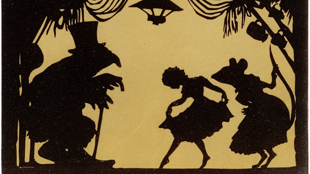 Schrerenschnitt zeigt eine Szene aus dem Märchen Thumbelina. Ein Mädchen verneigt sich vor einer Kröte, dahinter tänzelt eine Maus in Hausmädchenuniform. | Bild: picture-alliance/dpa