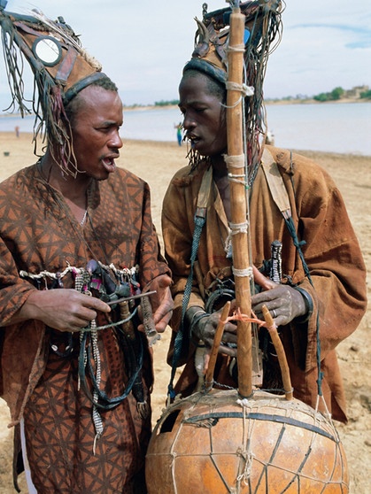 Zwei afrikanische Geschichtenerzähler, sogenannte Griots, mit einer Kora, einem traditionellen Zupfinstrument. | Bild: picture-alliance/dpa / Bruno Morandi