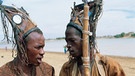 Zwei afrikanische Geschichtenerzähler, sogenannte Griots, mit einer Kora, einem traditionellen Zupfinstrument. Märchenforschung ist oft Detektivarbeit. Lange wurden Märchen nur mündlich überliefert. Was ihr über Sagen und Mythen aus Märchen noch nicht wusstet. | Bild: picture-alliance/dpa / Bruno Morandi