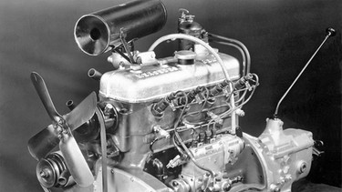 Der Dieselmotor für Mercedes-Benz 260 D | Bild: picture-alliance/dpa