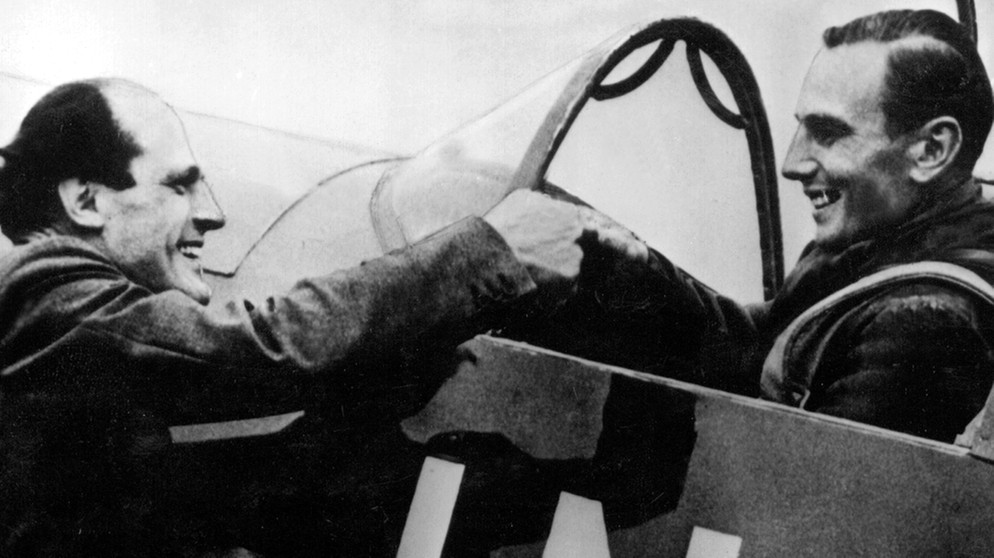 Willy Messerschmitt (l.) und Fritz Wendel (r.). Im Zweiten Weltkrieg jagten plötzlich Flieger ohne Propeller über den Himmel, schneller als ihre Vorgänger. Die deutsche Messerschmitt Me 262 schrieb Luftfahrtgeschichte. Am 25. Mai 1943 ging die Düsentrieb-Konstruktion in Serie. | Bild: picture-alliance/dpa
